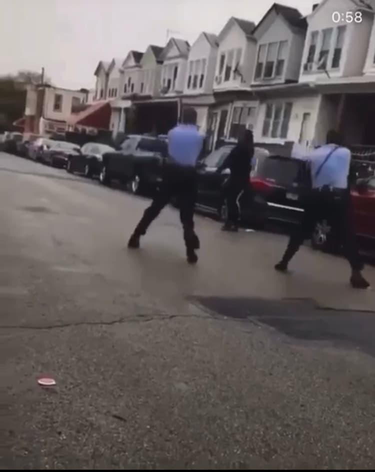 Algunos videos del tiroteo parecían mostrar a la madre de Wallace suplicando a los oficiales que no le dispararan en los momentos previos a su muerte. La comisionada Outlaw se negó a discutir si se les pide a los oficiales que tomen en consideración tales interacciones.
<br>