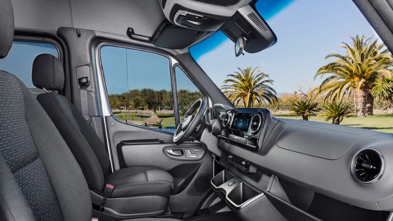 La cabina de la línea Mercedes-Benz Sprinter 2019 es elegante y moderna y adopta muchas de las claves visuales y del equipamiento de los modelos regulares de la marca.