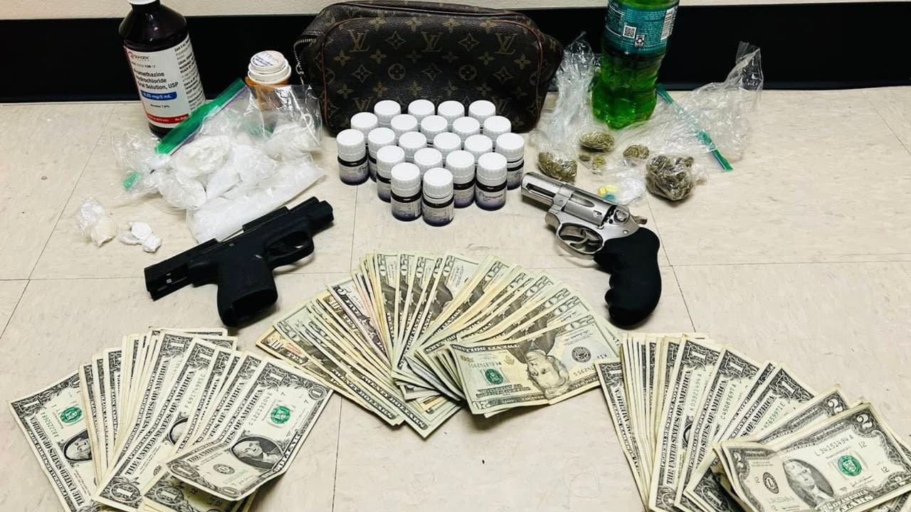 Operativo en hotel de Texas deja dos detenidos y el decomiso de drogas y armas de fuego