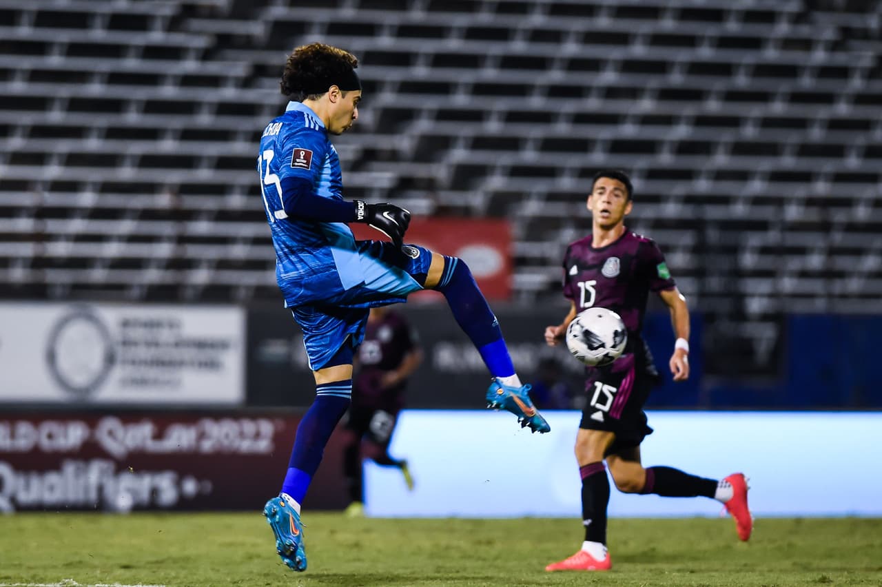 A México le bastan dos minutos para darle la vuelta a Jamaica y vencer 1-2 en Kingston.