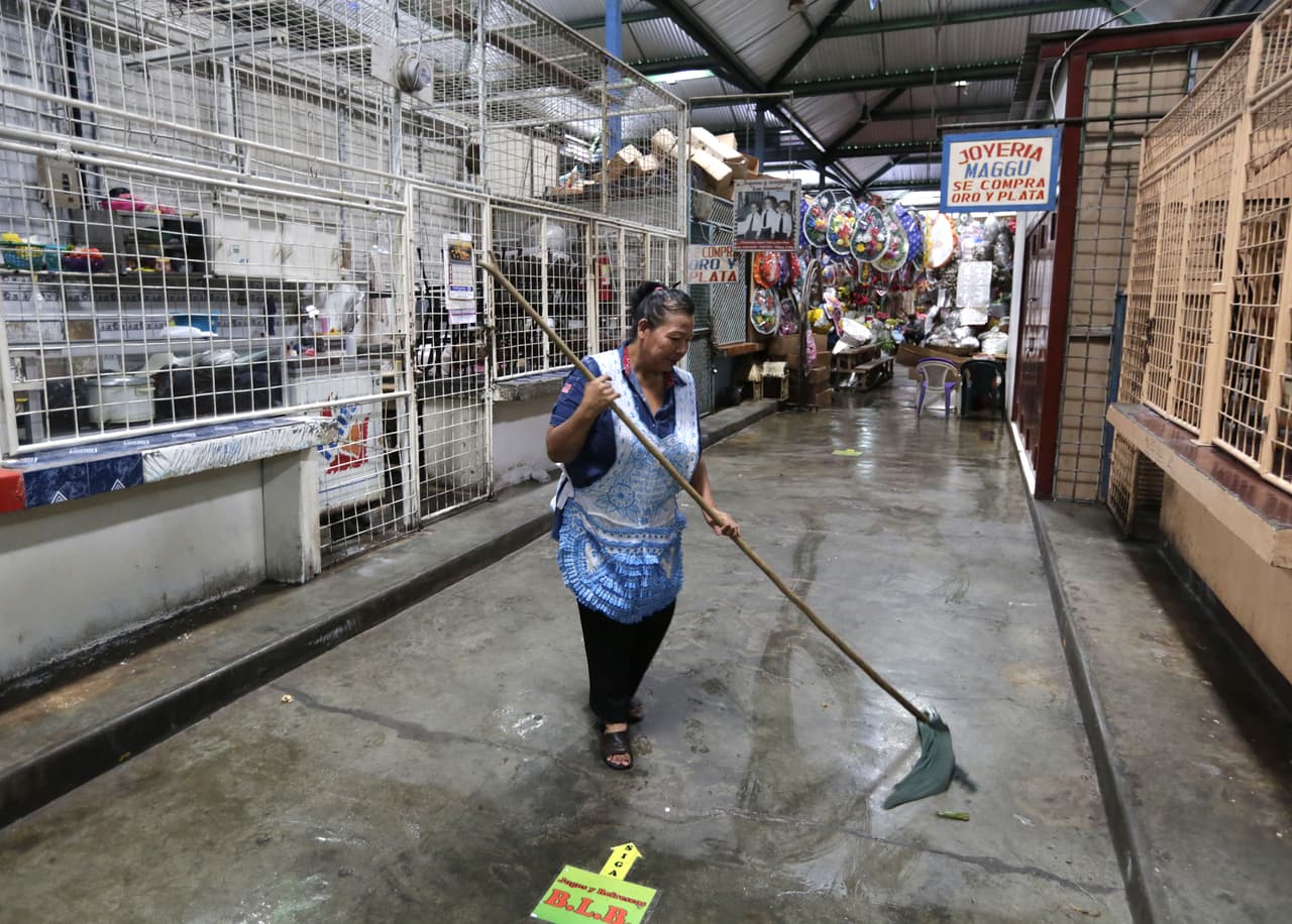 Tras la violenta represión de los cuerpos de seguridad, muchos sectores comenzaron pedir la dimisión del gobernante, quien enfrenta su mayor crisis política en 11 años, y la realización de elecciones anticipadas. Imágenes transmitidas por medios locales muestran muchos negocios, bancos y mercados con sus puertas cerradas y solo autos transitando por las calles del país de seis millones de habitantes.