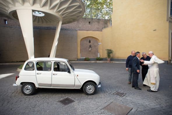 Se trata de un Renault 4L que le obsequió el religioso Renzo Zocca.