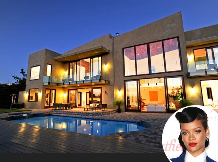 Rihanna – $7 millones