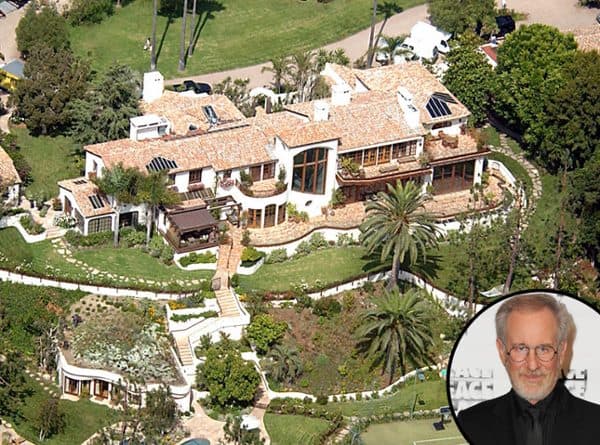 Steven Spielberg vive en esta mansión en Los Ángeles y, además de los 3.5 de acres, tiene cinco cuartos, seis baños y está valorada entre 20 a 35 millones de dólares.