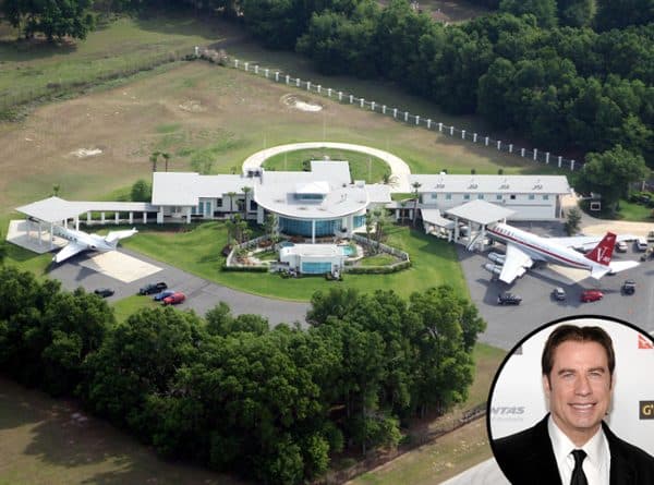 John Travolta vive en esta moderna vivienda que costó 12 millones de dólares y tiene hasta un aeropuerto.