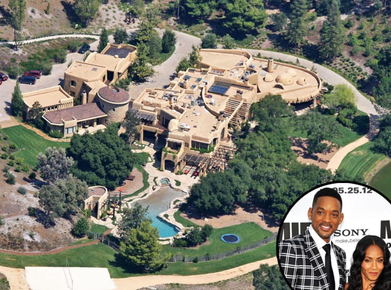 Will Smith y Jada Smith viven en esta casa de nueve habitaciones y 25,000 pies cuadrados. La mansión, que se comenzó a construir en el 2003, se terminó de construir siete años después.