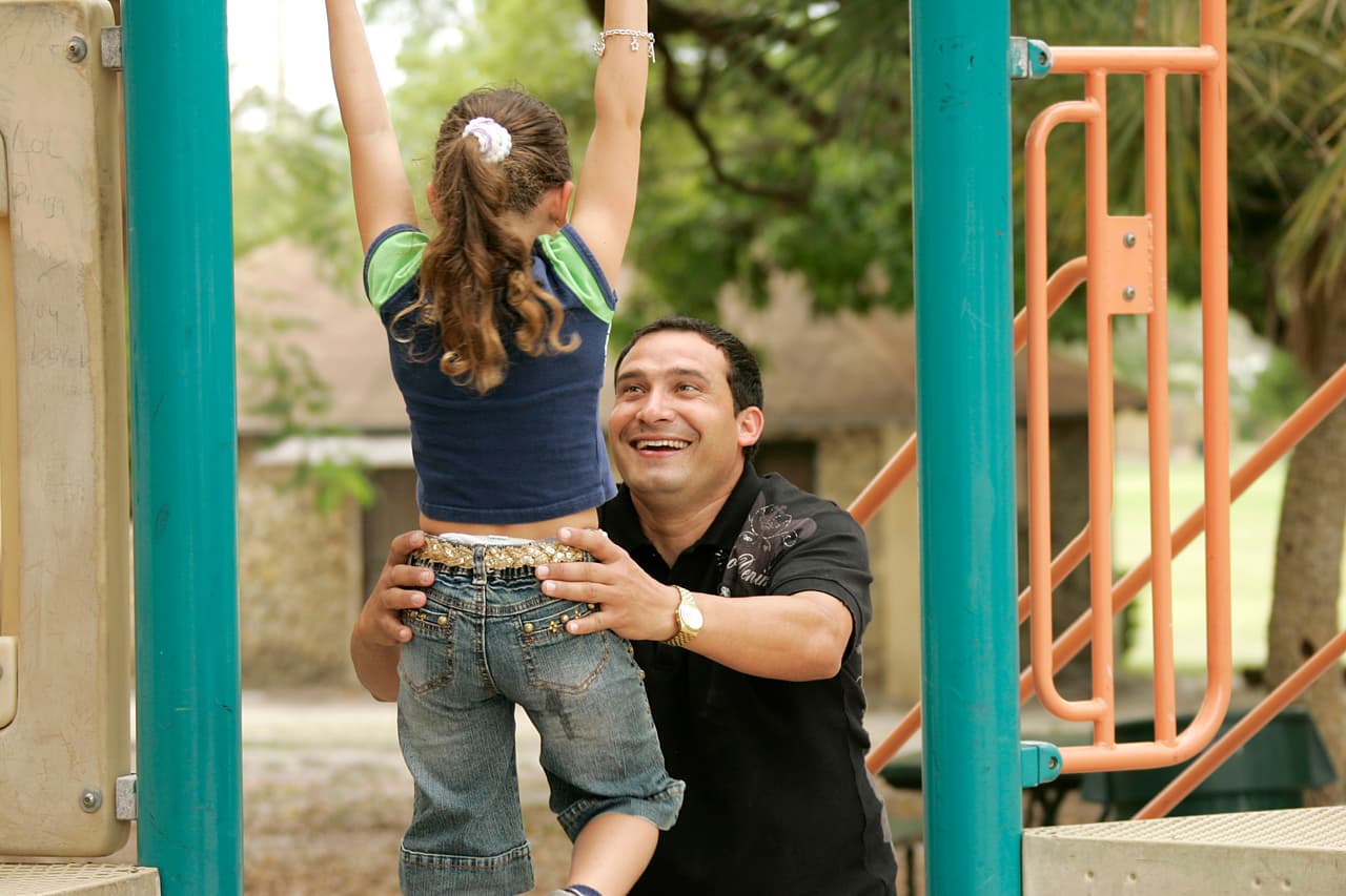 <b>Jueguen afuera.</b> Monten bicicleta, patines o patineta. Den un paseo en el parque, el bosque, la playa o una montaña cerca. Muchos niños suben de peso durante el verano porque sin la estructura de la escuela no tienen suficiente actividad física. La clave para una mente sana es un cuerpo sano.