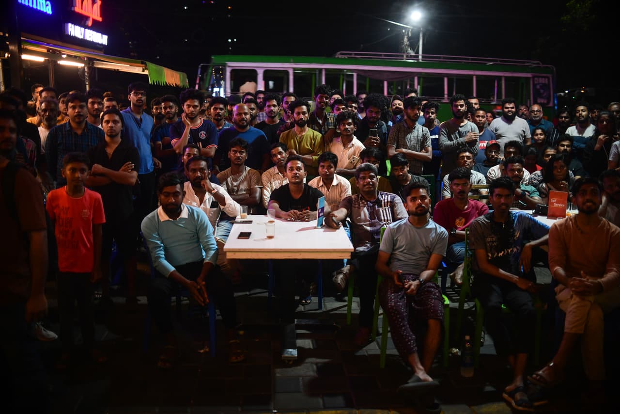 Varias personas en un restaurante de Kochi, en el estado indio de Kerala, ven por televisión el partido final de la Copa del Mundo de fútbol entre Argentina y Francia en Qatar, el domingo 18 de diciembre de 2022.