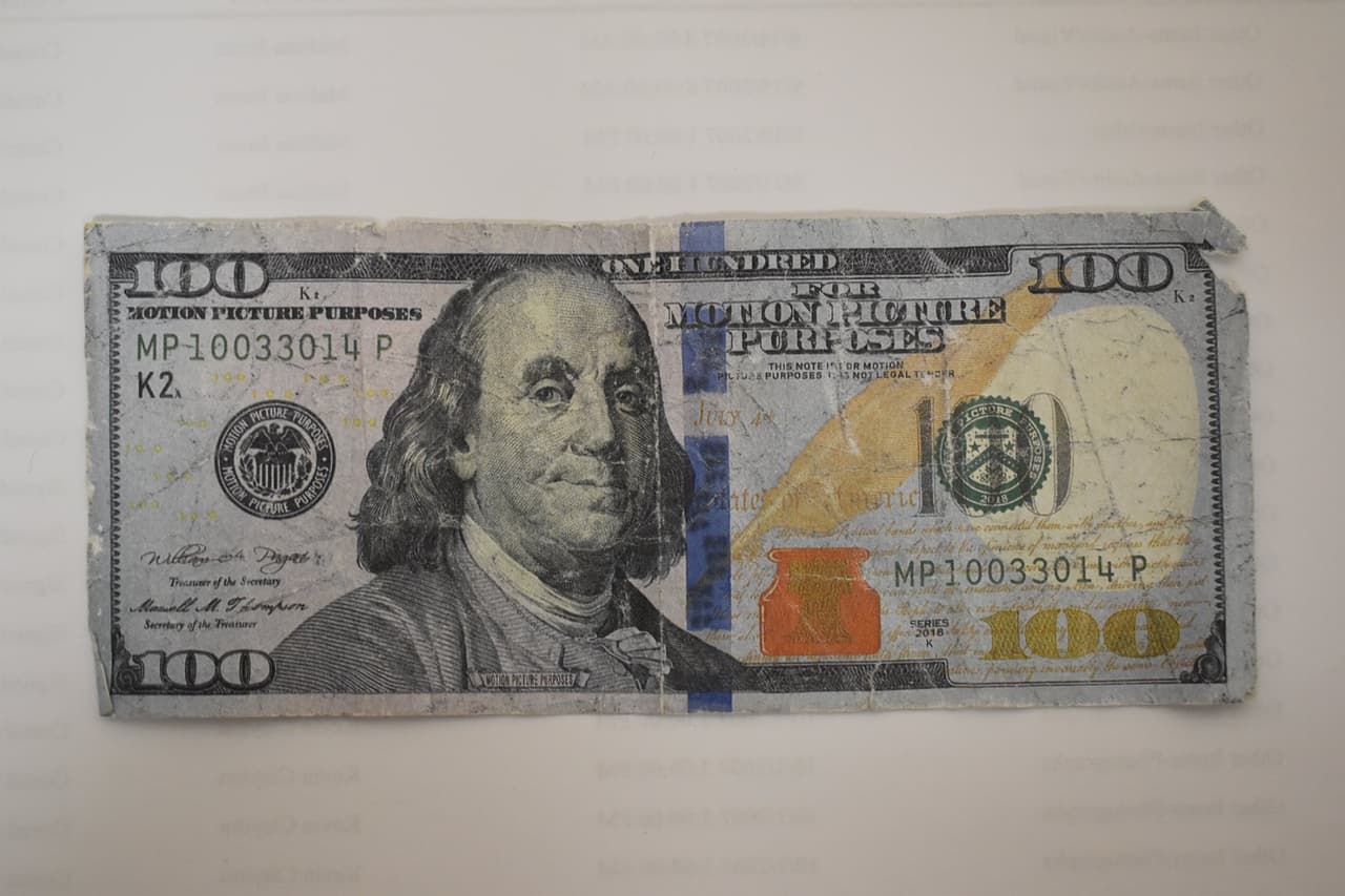 Compruebe el tamaño de la factura . A menudo la moneda falsa es más pequeña o más grande que una real. También compruebe la "sensación" del papel.