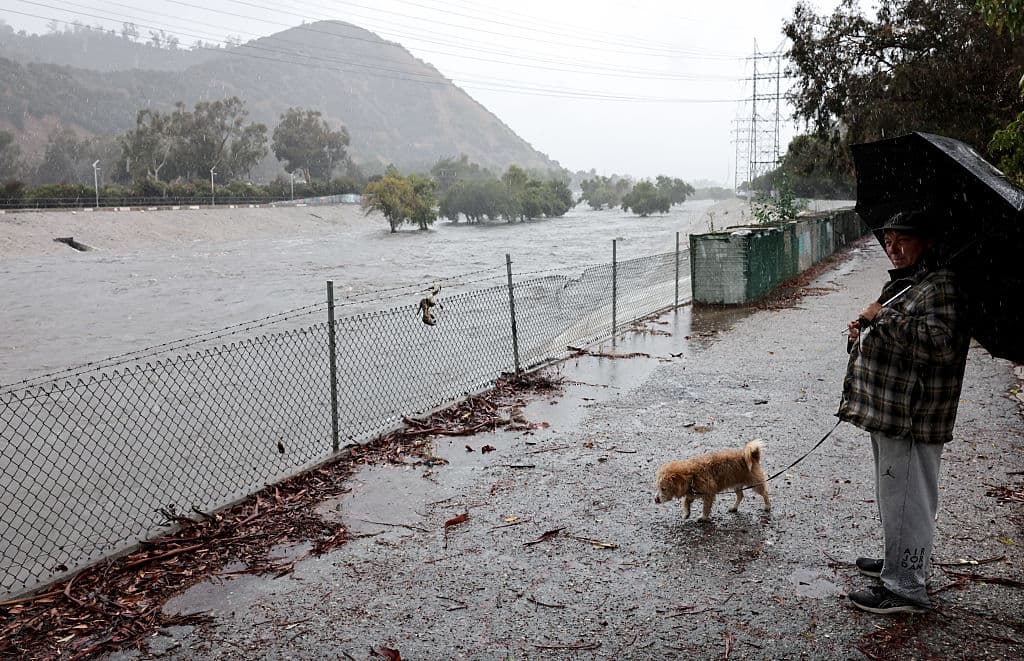 La ciudad de Los Ángeles levantó todas las órdenes de evacuación y advertencias poco después de las 18:00 horas. Las órdenes habían sido emitidas por el riesgo de flujos de lodo o escombros en zonas afectadas por incendios forestales previos.