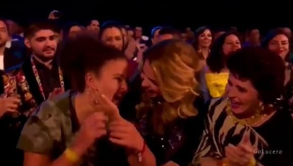 Tres generaciones presentes, Lucero llegó acompañada de su señora madre, doña Lucero León y su hija Lucerito, quien estuvo muy emocionada durante el show y sobre todo cuando su mamá ganó el premio como 'Mejor solista femenina del año'.