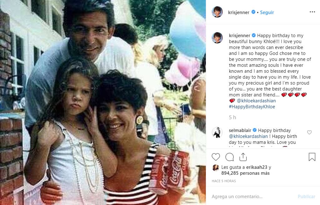 No podía faltar el mensaje de felicitación de su madre, Kris Jenner, en donde le dice lo orgullosa que se siente de ser su madre y compartió varias fotografías de su infancia.