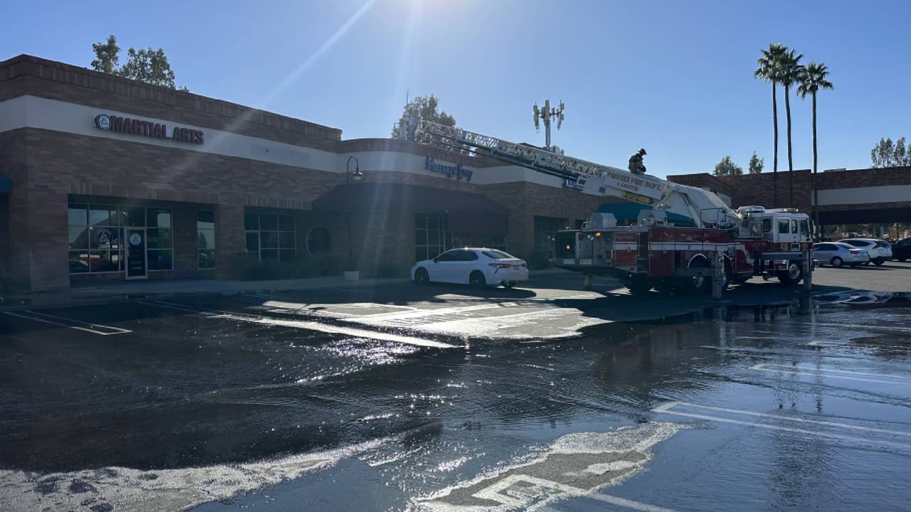Las cuadrillas evitaron que el fuego se extendiera a los locales adyacentes. Debido a una fuga de propano, se enviaron equipos de materiales peligrosos al lugar.