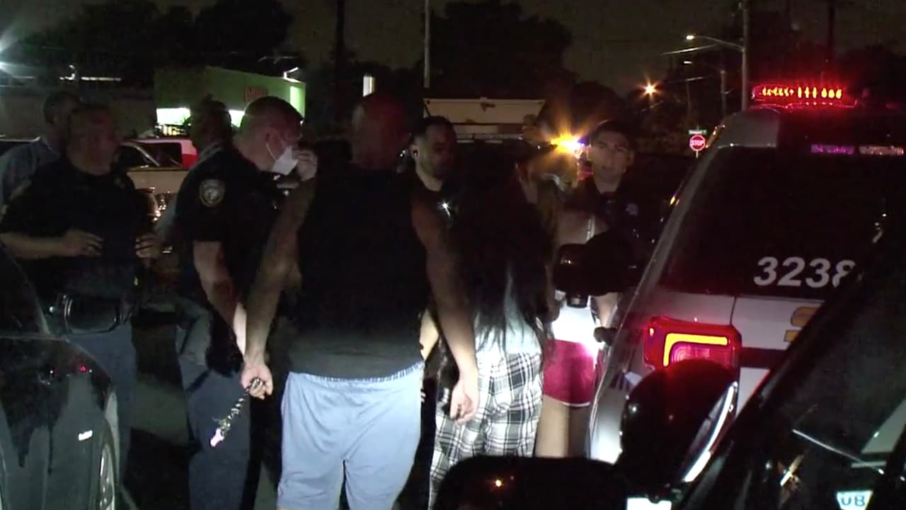 Mientras el joven caminaba, un vehículo se detuvo y descendieron tres individuos quienes le dispararon a matar.