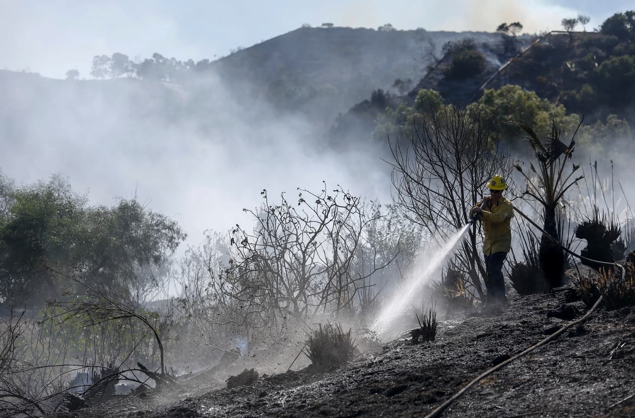 "Las comunidades en zonas de riesgo deben estar listas para salir de sus casa, cuando se les ordene", advirtió el jefe Terrazas. "Tengan listos sus documentos más importantes y medicamentos", mientras las autoridades preparan la zona para una de las peores emergencias en años.