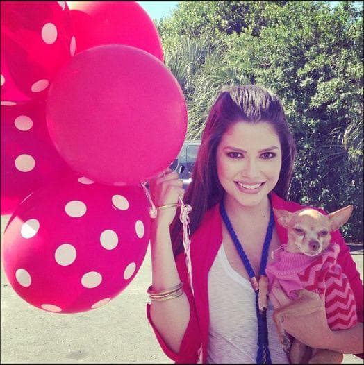 Y también como ella, Honey comenzó a robar cámara.