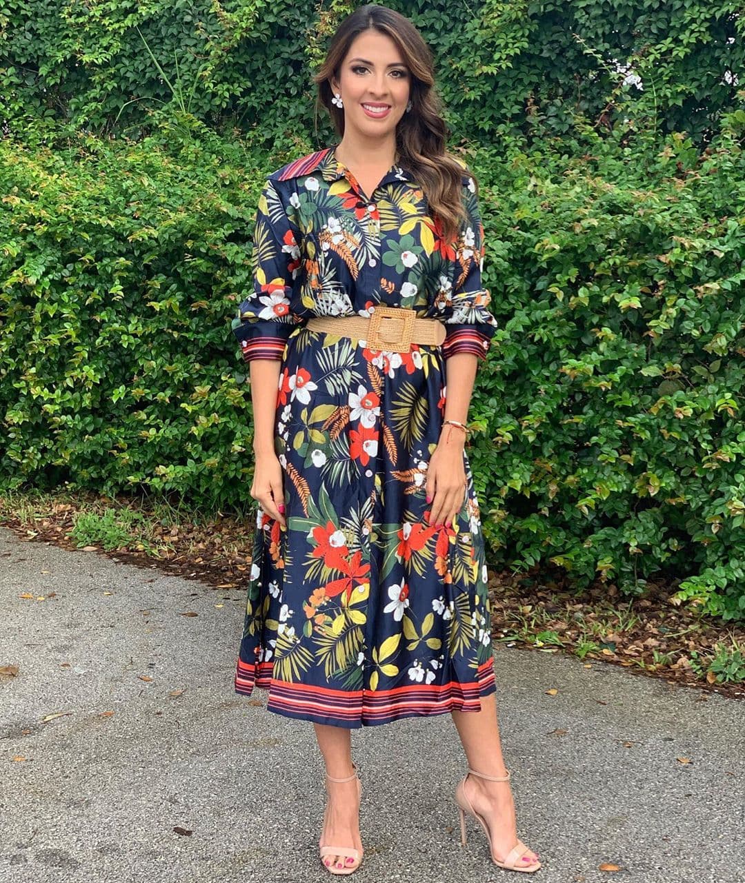 Aquí vemos una alternativa más con flores. La periodista hondureña posó entre la naturaleza con un vestido suelto en el que destaca el cuello y las mangas.
<br>