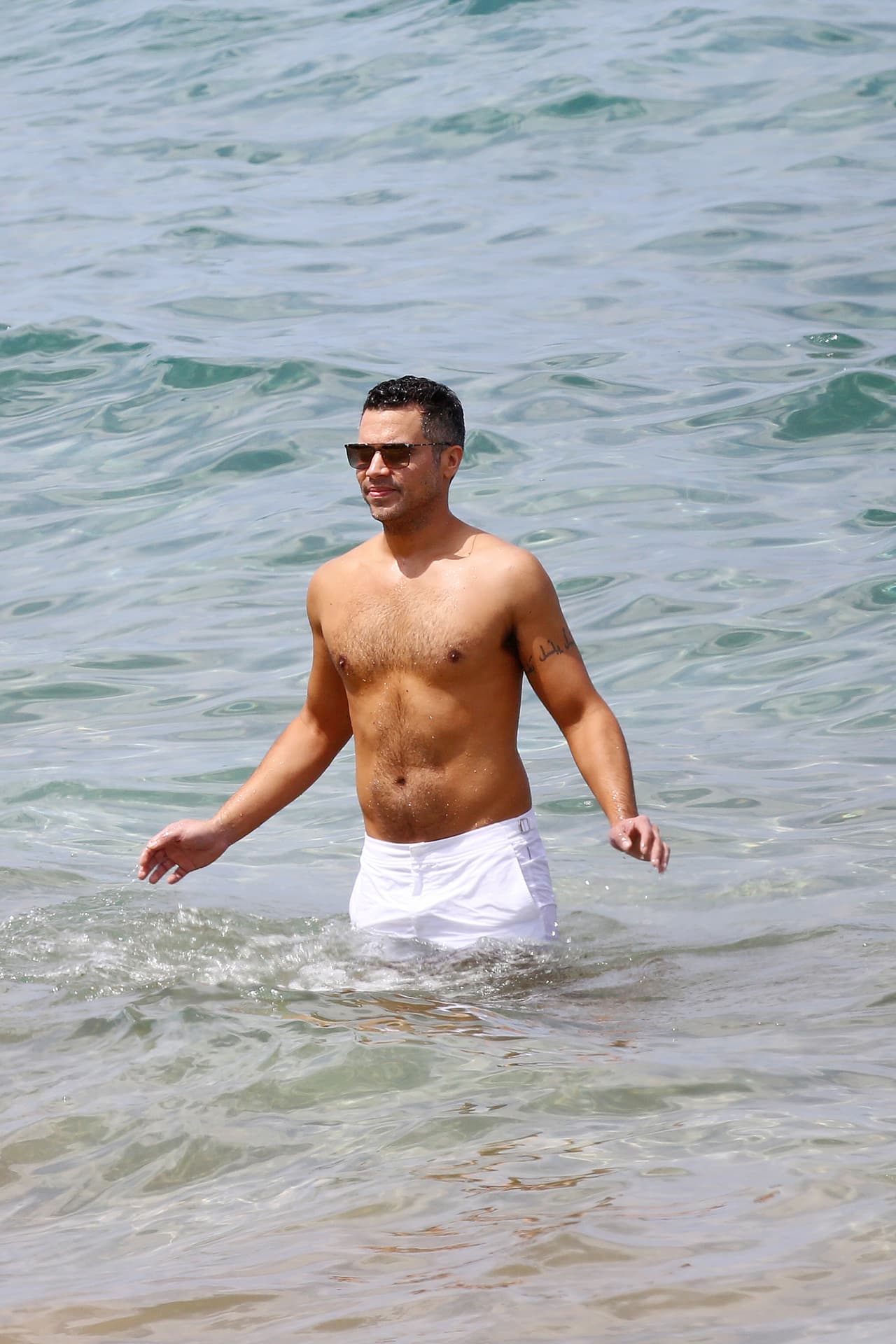 El padre de dos nenas usó un traje de baño blanco.