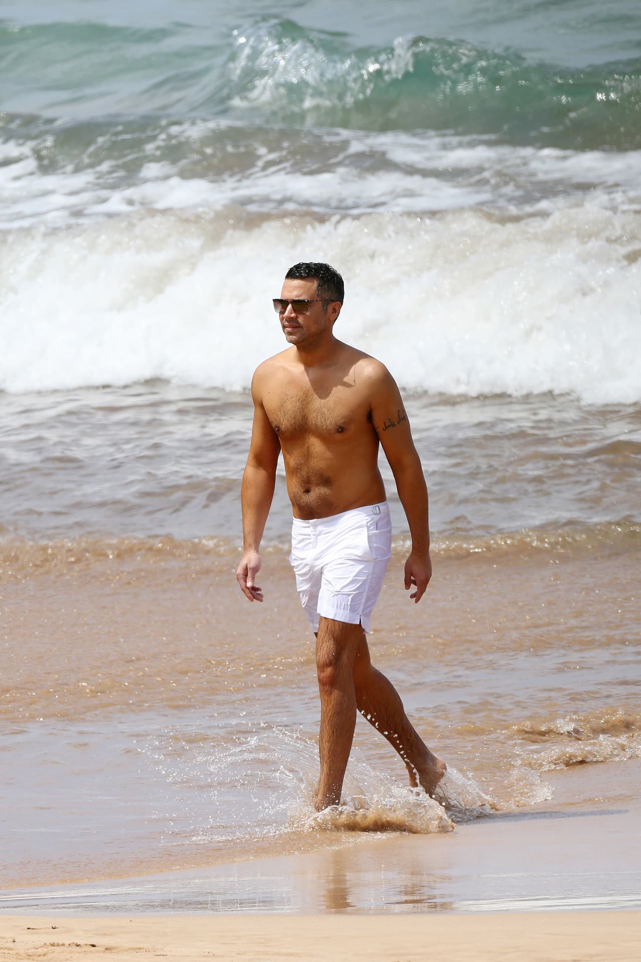 De inmediato siguió a Jessica y salió del mar.