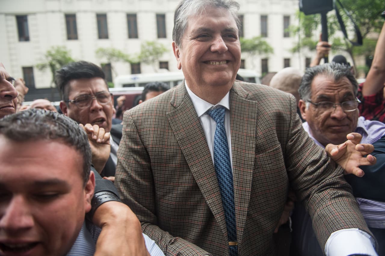 En la foto, García en Lima en noviembre de 2018. El caso Odebrecht acorraló a García quien solicitó asilo a Uruguay, país que rechazó su pedido por lo que 16 días después se marchó a su domicilio. Era la primera vez en toda su carrera política que enfrentaba aprietos judiciales.