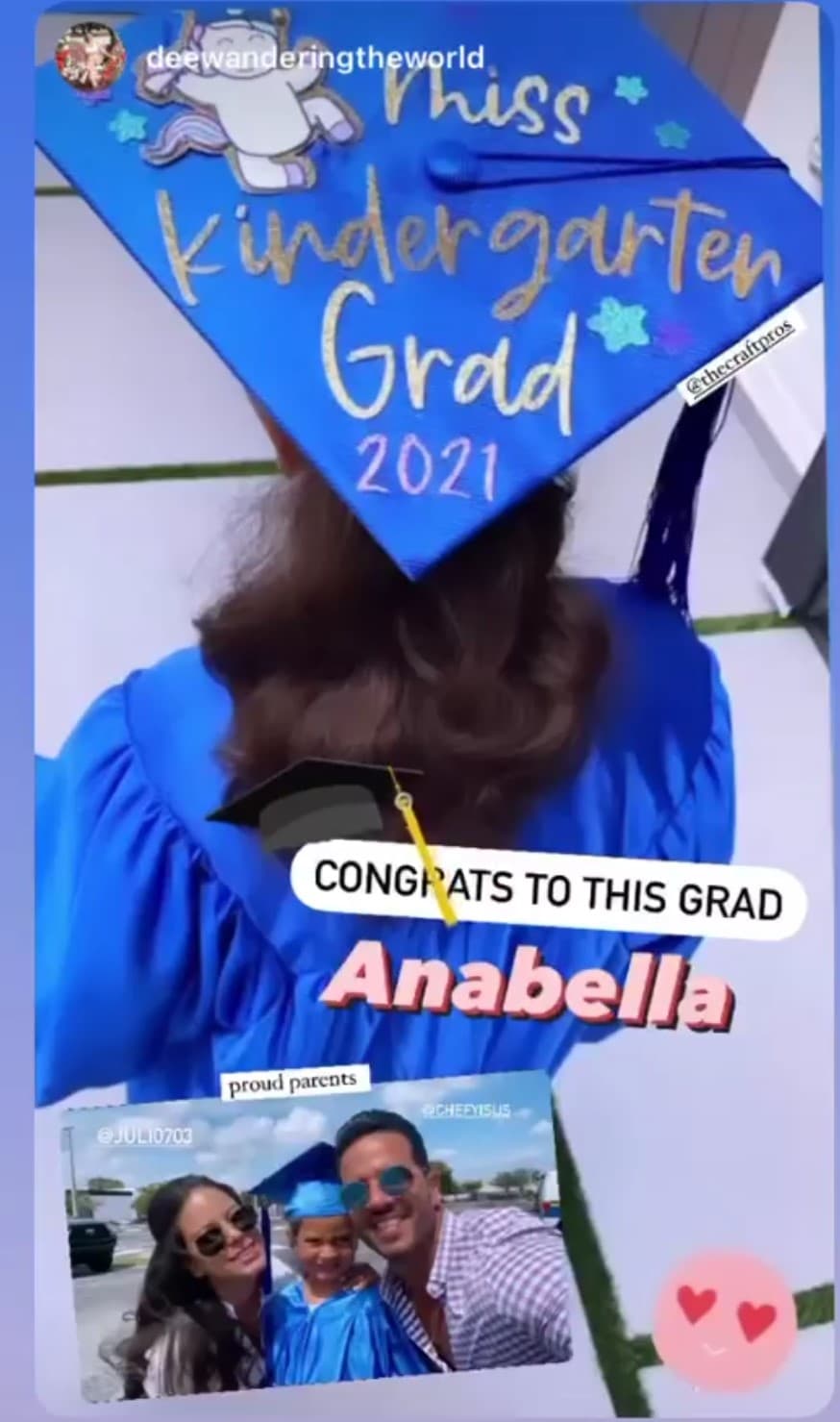 La foto del recuerdo con sus papás no pudo faltar, todos estaban entusiasmados por uno de los primeros triunfos de la pequeña.