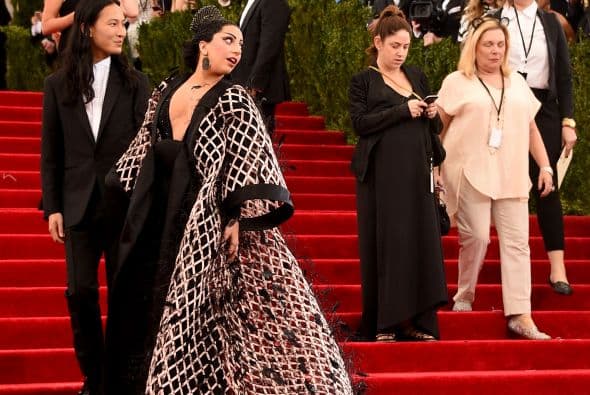 Lady Gaga llegó en perfecto atuendo chino y estilizado