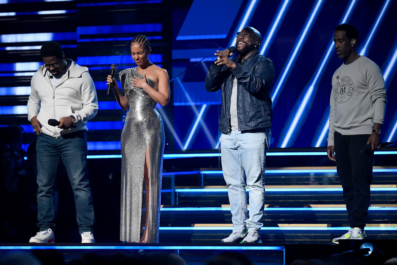 Alicia Keys quedó con la encomienda de intentar animar a la audiencia, lo que más tarde consiguió improvisando en el piano mientras mencionaba a algunos de los asistentes.