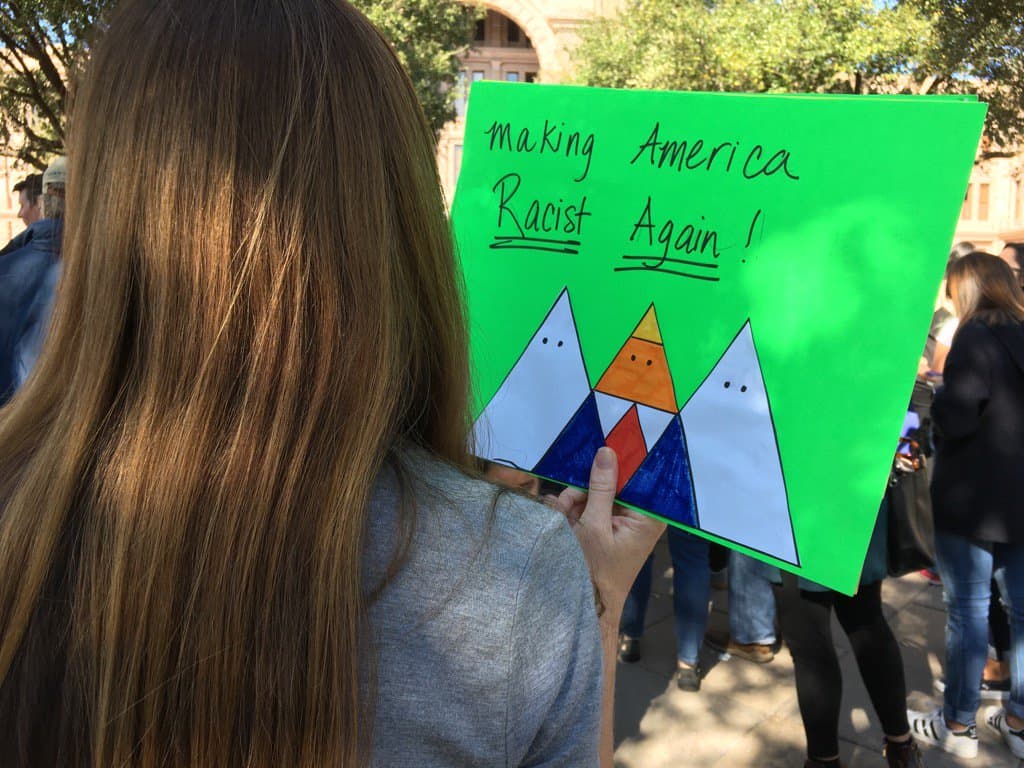 Mensaje: “Convirtiendo a Estados Unidos racista de nuevo” con una imagen en forma de triángulo que representa a Donald Trump y dos miembros del Ku Klux Klan. 
<br>