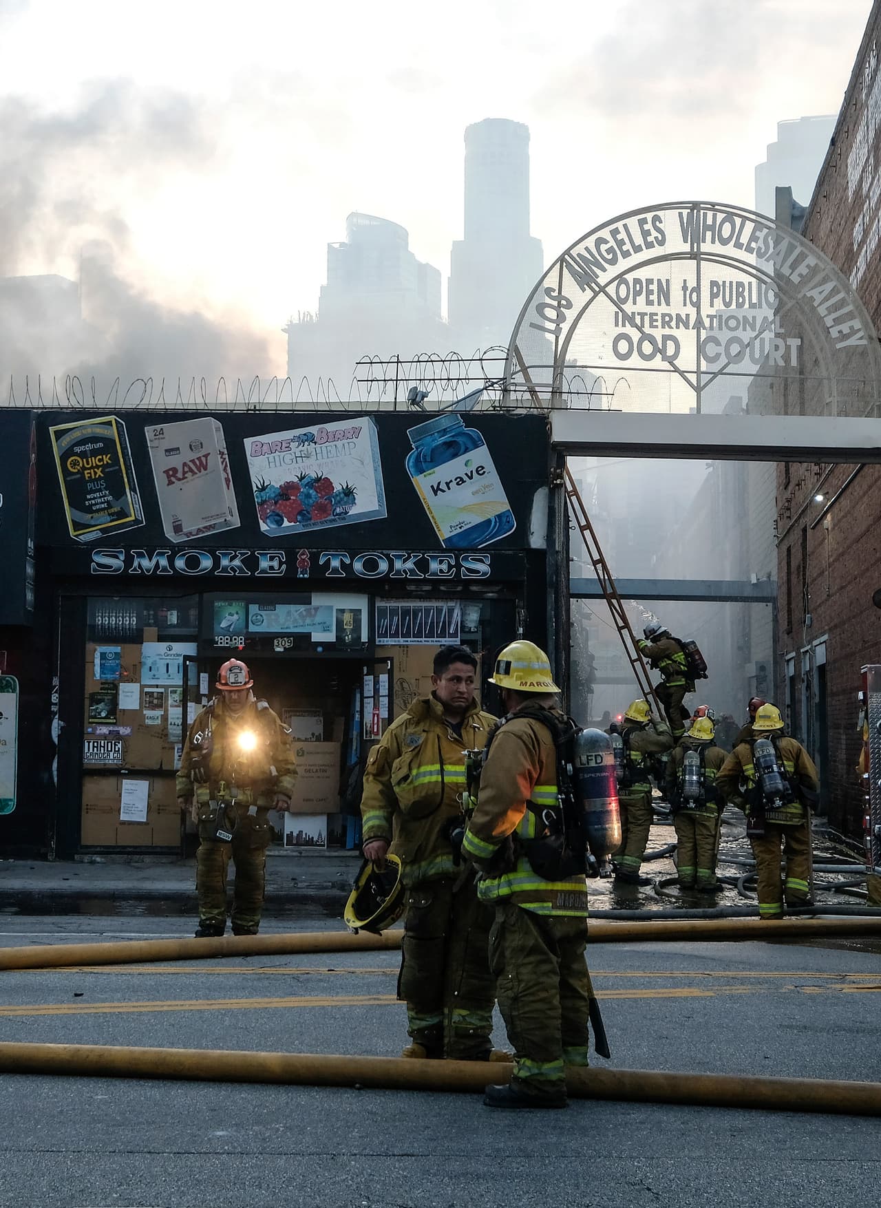 Los bomberos que estaban en el interior tuvieron que atravesar un muro de fuego de unos 30 pies (unos 9 metros) de altura y de ancho, y los que estaban en el tejado descendieron por una escalera envuelta en llamas.