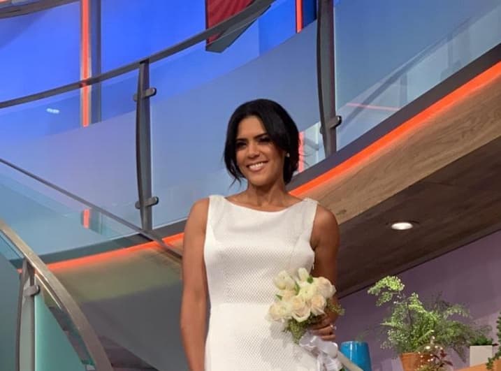 Francisca posó con el cabello recogido y apartado en medio, al igual que Meghan en su gran día.