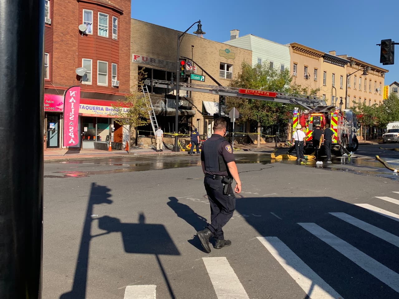 Cerca de 100 bomberos acudieron al incendio de cinco alarmas, que comenzó alrededor de las 6 de la tarde en el bloque 800 de Elizabeth Avenue.