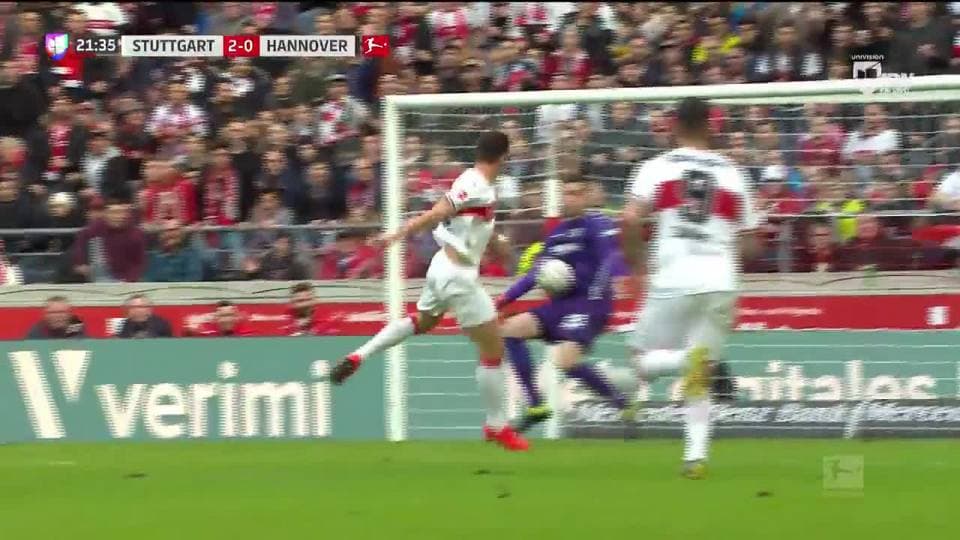 Kevin Wimmer despeja el balón y aleja el peligro