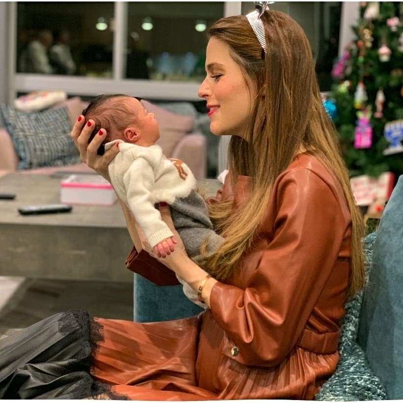 Sin embargo, en estas fechas decembrinas pudo pasar más tiempo con ella y su esposo para festejar por lo alto un año 
<b><a href="https://www.univision.com/famosos/soy-mama-claudia-alvarez-confirma-emocionada-que-ya-nacio-kira-su-primera-hija-fotos" target="_blank">como madre primeriza. </a></b>
<br>