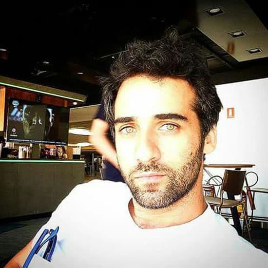 Este galán ojiverde está casado con la también actriz Karen Motta, quien forma parte del elenco de la serie 'La Tierra prometida'.