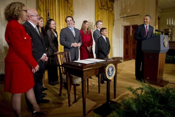 A la firma del decreto estuvieron presentes líderes hispanos de la educación en Estados Unidos.