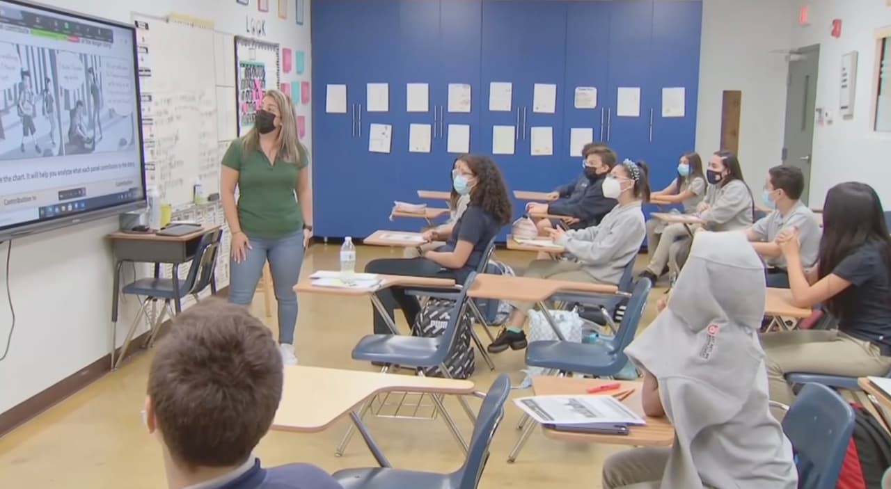 Con el 50% de los estudiantes de regreso en las aulas de las escuelas públicas del condado Miami-Dade y próximos a terminar este año atípico, la junta escolar y el superintendente Alberto Carvalho se reunieron con el equipo de expertos que los ha asesorado durante la pandemia, para continuar la educación de manera segura.
<br>