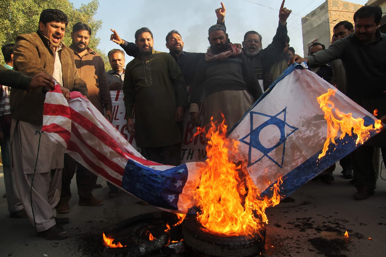 Rusia también dijo estar "preocupada" ante las consecuencias que puede traer la decisión estadounidense de reconocer Jerusalén como capital de Israel, al tiempo que instó "a todas las partes implicadas a la moderación y a renunciar a acciones descontroladas". En la fotografía, manifestantes a favor de la Autoridad Nacional Palestina queman las banderas de Israel y EEUU en Multan, Pakistán.