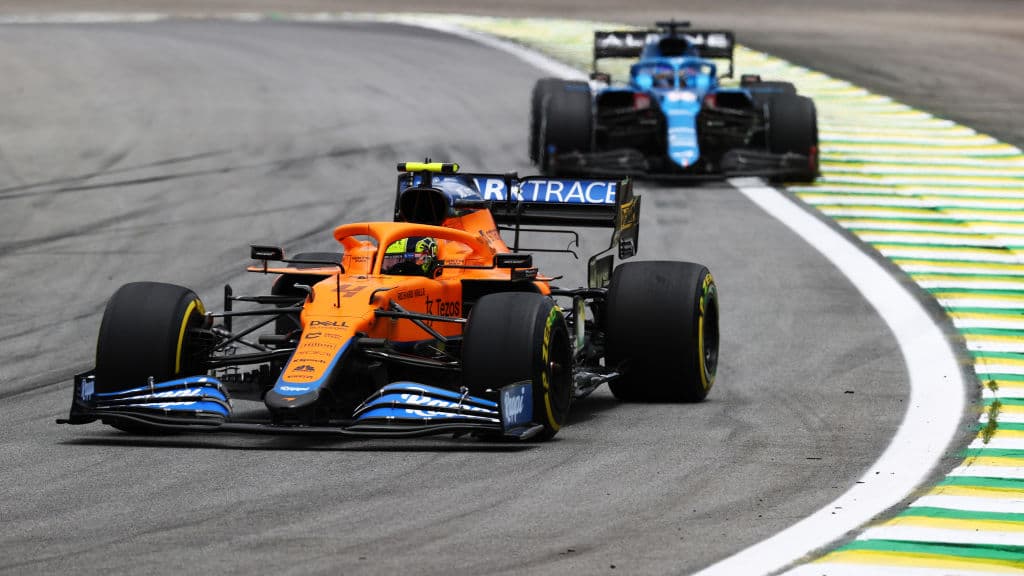 El mexicano Sergio Pérez se quedó en el cuarto sitio de la clasificación para el Sprint del Gran Premio de Brasil en el cual el británico Lewis Hamilton brilló y se quedó con la primera posición a pesar de la sanción que acarrea por modificaciones en el motor. Lewis Hamilton, perderá cinco puestos en parrilla, por cambiar la cámara de combustión del motor de su Mercedes, pero saldrá primero este sábado en la calificación sprint para el Gran Premio de Brasil.