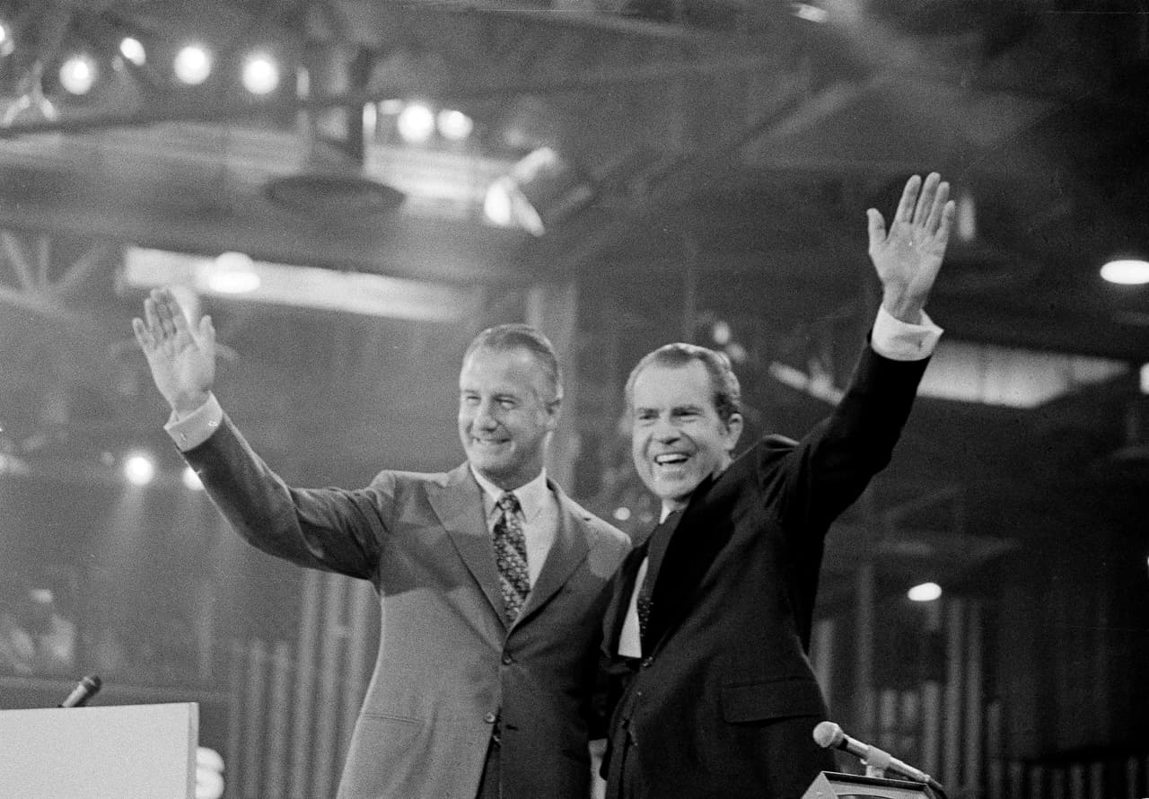 En noviembre de 1972, Nixon fue elegido para su segundo mandato con una amplia victoria sobre el demócrata George McGovern. El entonces presidente inició su nuevo periodo el 20 de enero de 1973.
<br>