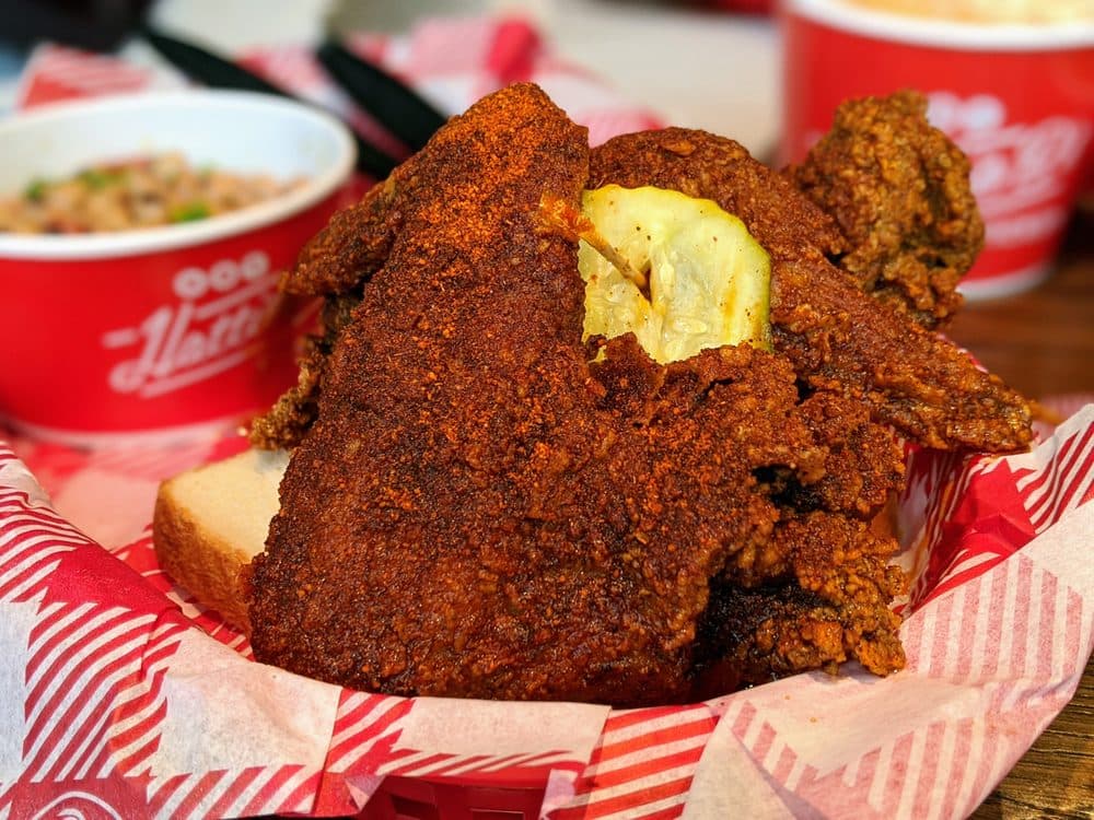 <b>Hattie B's Hot Chicken - Atlanta East</b>
<br>Dirección: 299 Moreland Ave NE Atlanta, GA 30307
<br>Teléfono: (678) 990-5100
<br>Sitio web:
<a href="http://hattieb.com">http://hattieb.com</a>
<br>
<b><a href="https://www.yelp.com/map/hattie-bs-hot-chicken-atlanta-east-atlanta-3">Cómo llegar</a></b>
<br>
<br>Sus dueños dicen que son “un restaurante de propiedad y gestión familiar que sirve Nashville Hot Chicken y guarniciones caseras en Nashville, Birmingham, Menfis y Atlanta”. Sus alitas destacan entre los platillos picantes, según sus clientes.