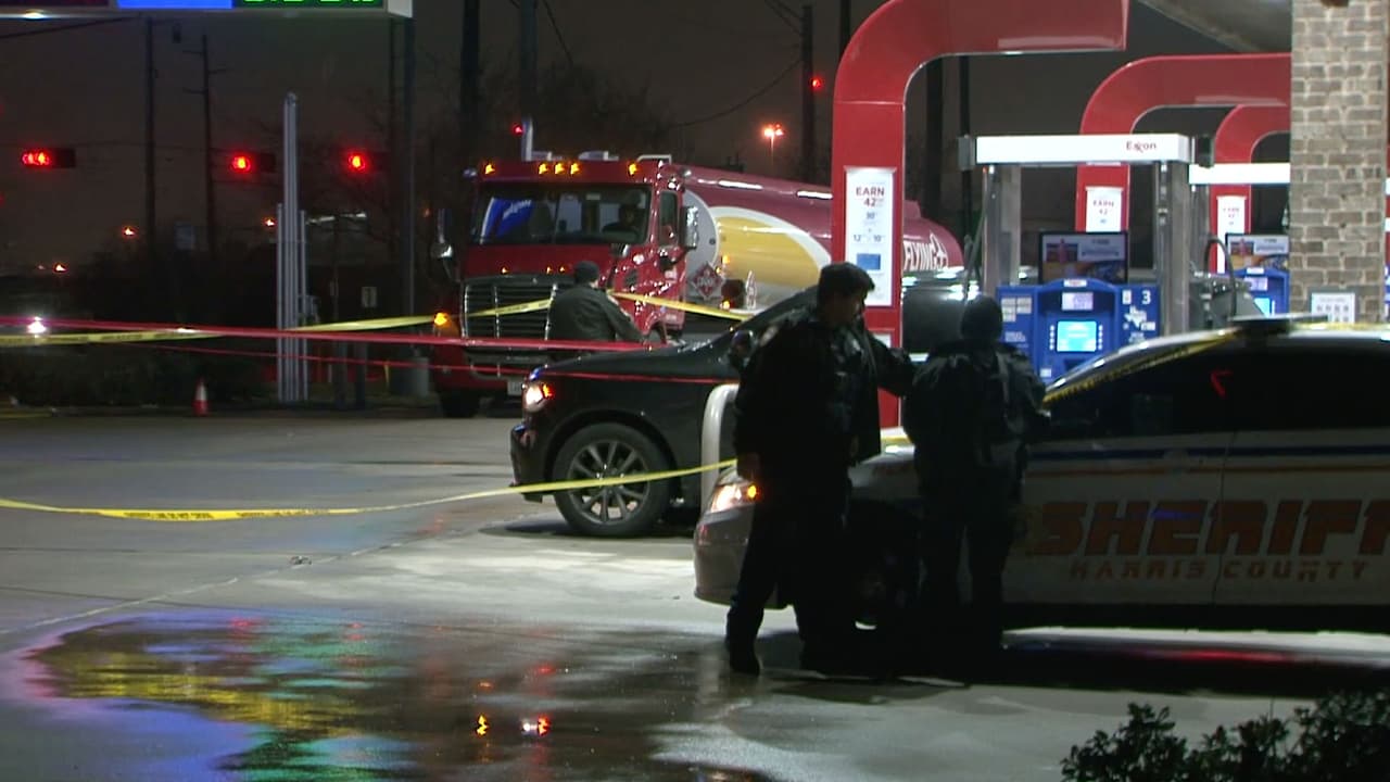 González fue llevado a la cárcel del condado Harris mientras las autoridades continúan la investigación. La identidad de la víctima no fue revelada y solo se describió como afroamericano.