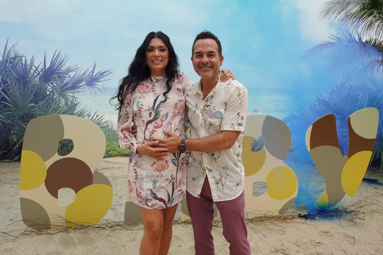 Finalmente, con un creativo "gender reveal"
<b> </b>los famosos descubrieron que un pequeño varoncito es el que se encuentra en la barriguita de Vanessa.