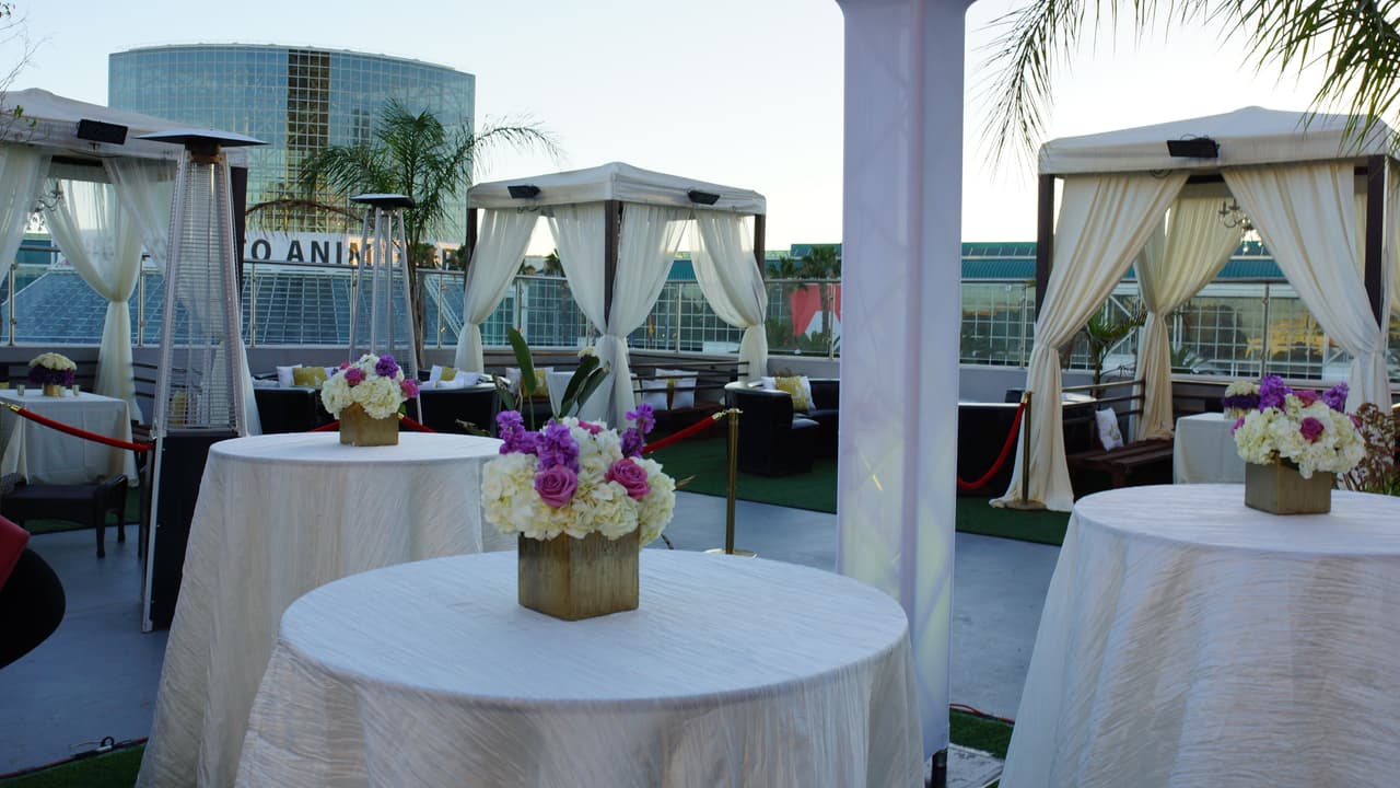 Además de la pared de flores que había al entrar, los centros de mesa también tenían los tonos blanco, morado y rosa. La decoracíón lucía increíble desde antes de que la fiesta iniciara.