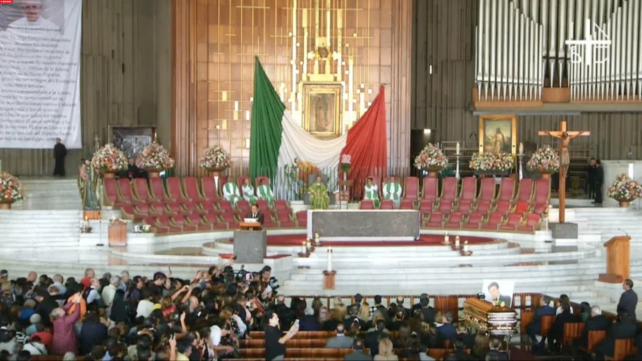 La urna con las cenizas de José José al centro de la monumental Basílica de Guadalupe.