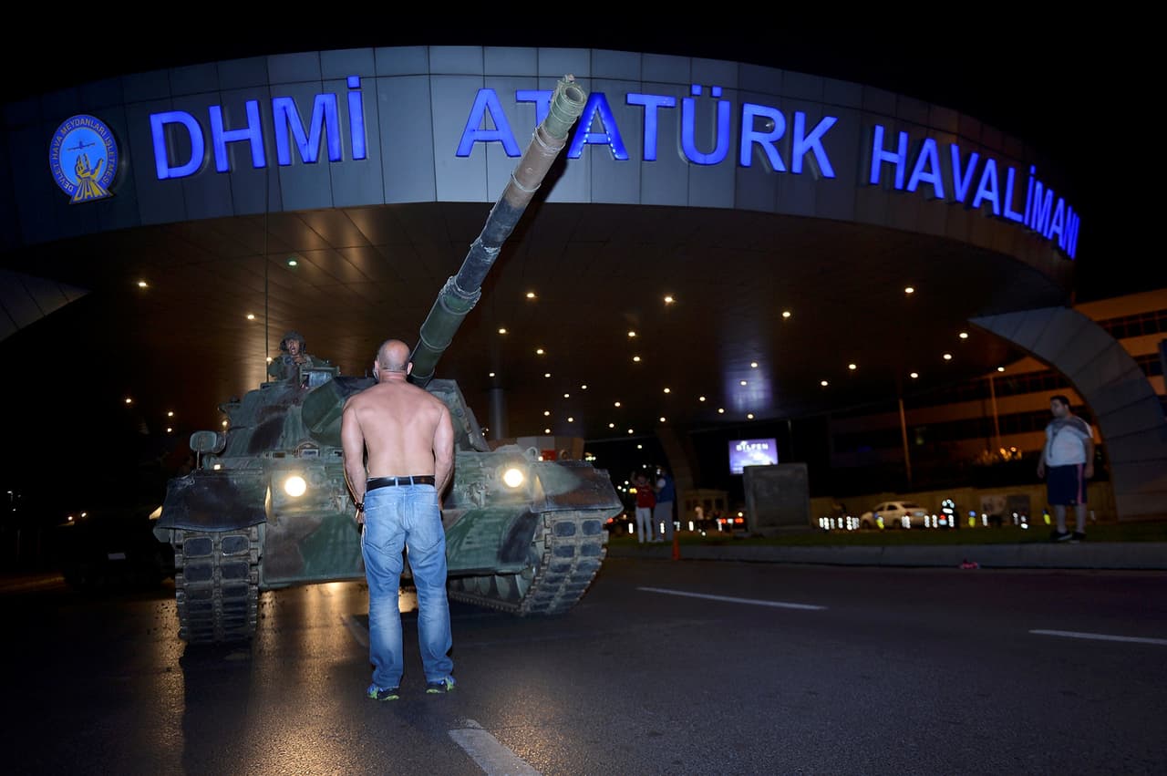 Un hombre parado frente a un tanque del Ejército turco en el aeropuerto de Estambul, mientras en el país reinaba la confusión por el golpe militar. Foto de Reuters.