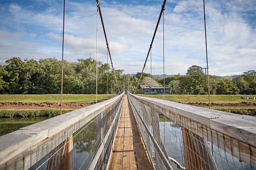 <b>19. Hanapepe, Hawaii.-</b> Este lugar con una población de 2,638 personas es uno de los mejores lugares para disfrutar de buena comida hawaiana y gozar de las paradisiacas playas locales. Esta ciudad fue la inspiración para crear el hogar de los personajes de la cinta de Disney Lilo y Stitch. 
<br>