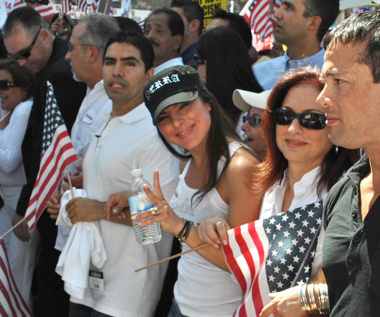 A la par de su carrera como actriz, Kate del Castillo participaba como activista en distintas causas, como cuando marchó codo a codo con otras celebridades para pedir una reforma migratoria y boicot a la ley discrimiatoria de Arizona.