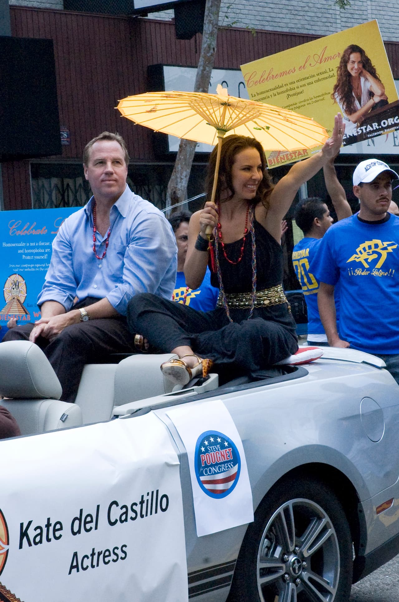 Igual participaga en los desfiles para apoyar a la comunidad LGBT.