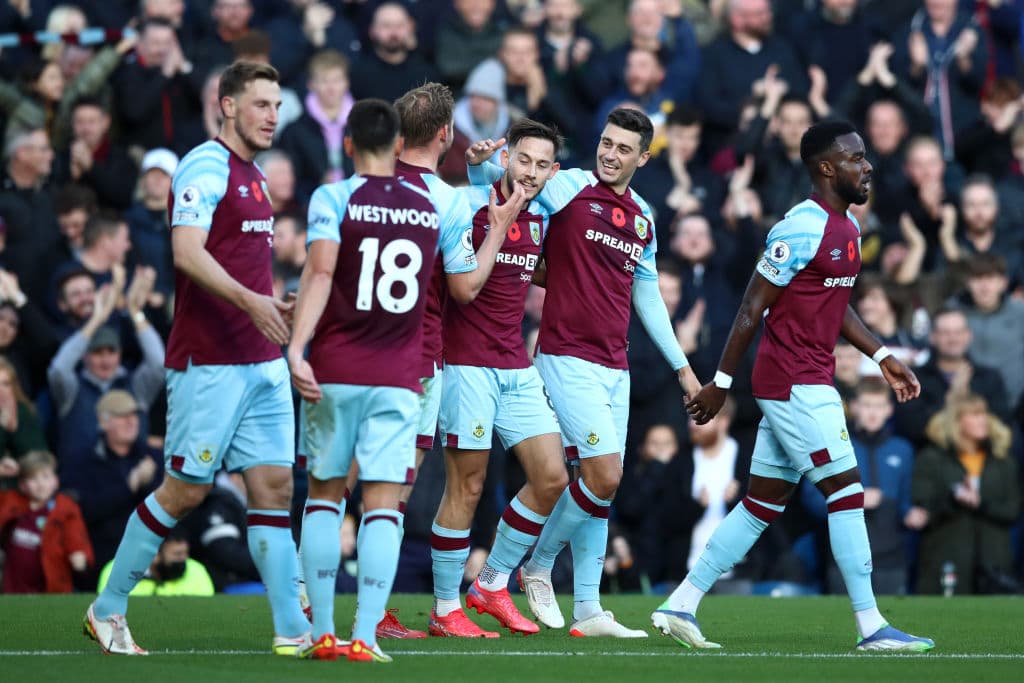 Arsenal soprendes al Leicester en su casa y les pegan 0-2, Burnley vence 3-1 al recien ascendido Brentford, Liverpool tropieza y empatan 2-2 en casa frente al Brighton, Manchester City también tropieza y caen 0-2 frente al Crystal Palace, Reece James comanda la victoria 0-3 del Chelsea sobre el Newcastle United y Watford cae por la mínima (0-1) frente al Southampton.