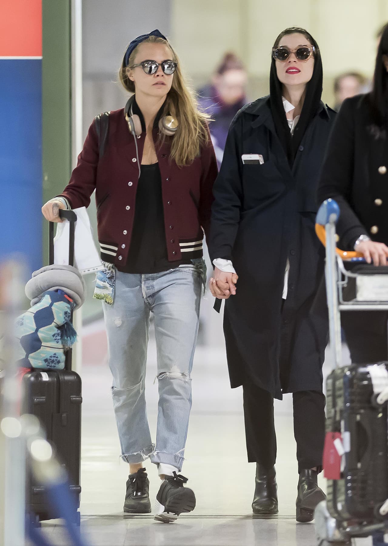 Cara Delevingne y su novia St. Vincent llegaron a París.